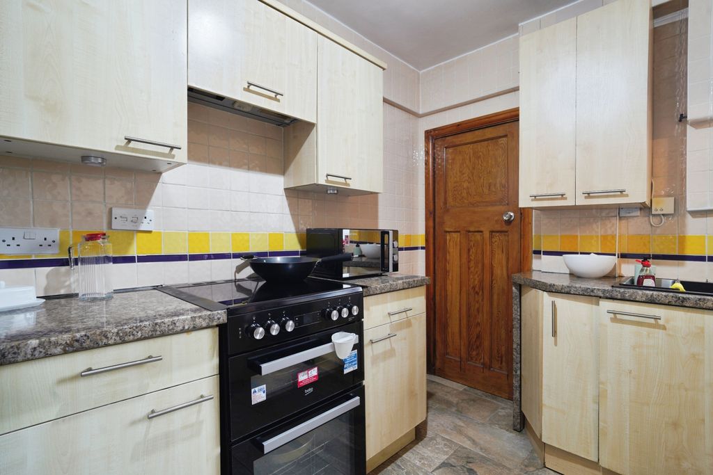 Property photo 3 of 19 Kitchen