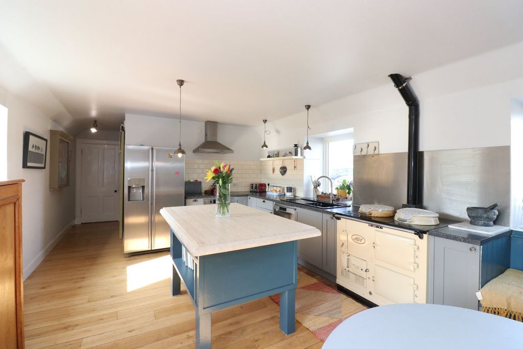 Property photo 3 of 27 Dining Kitchen