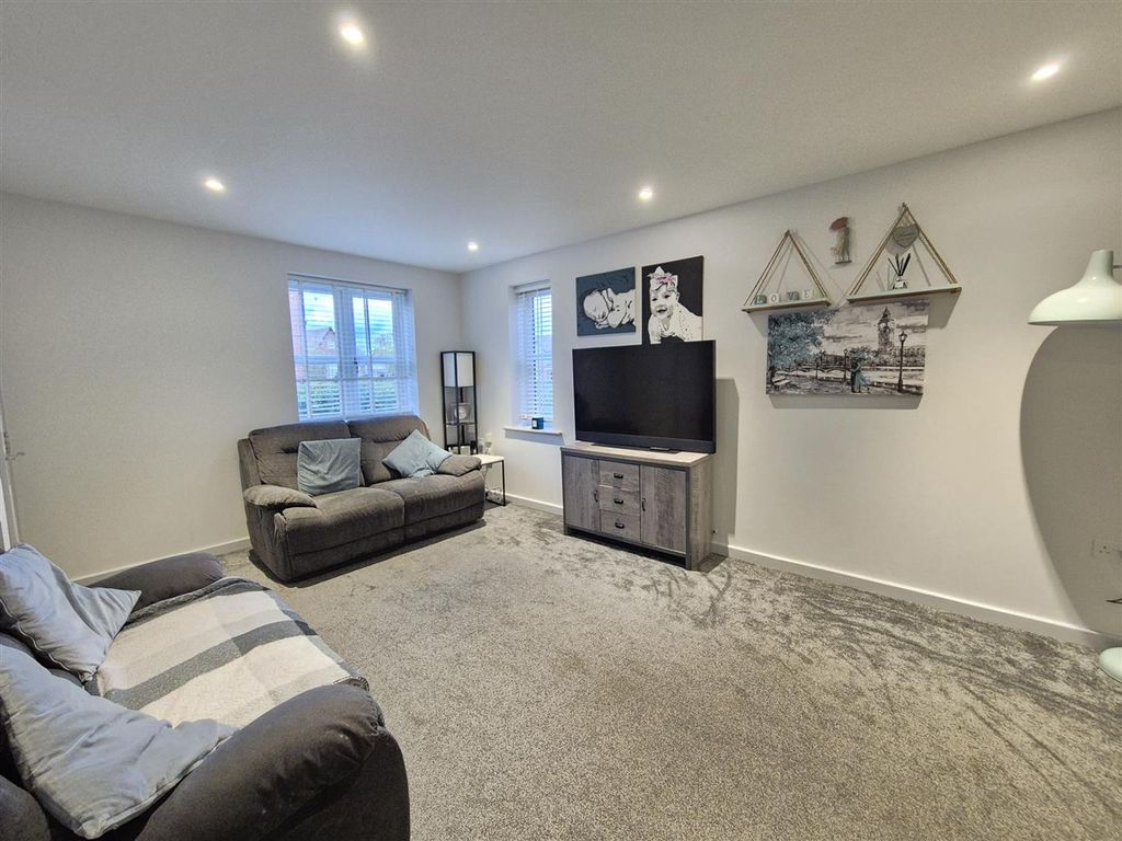 Property photo 3 of 17 Lounge