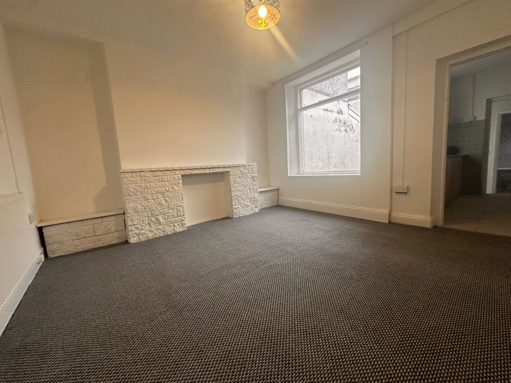 Property photo 3 of 11 Lounge 2