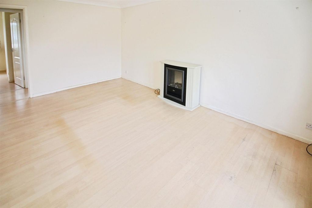 Property photo 2 of 8 Lounge