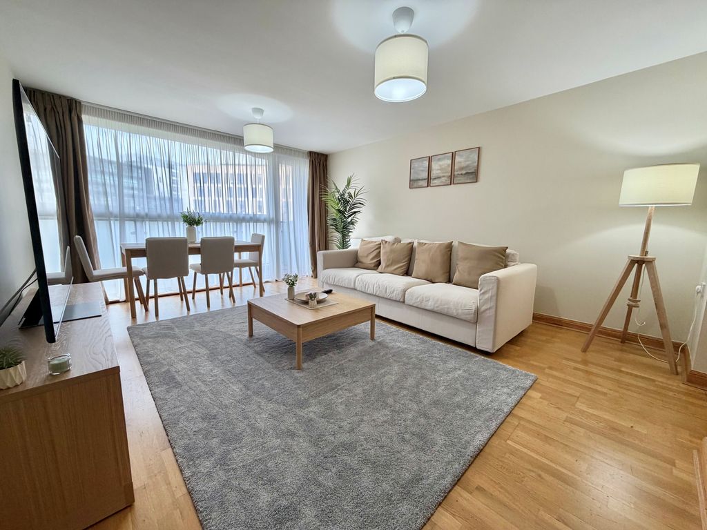 Property photo 1 of 11 Lounge