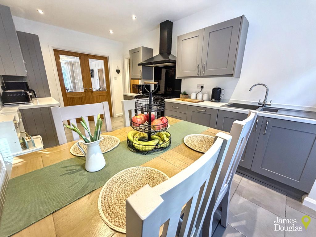 Property photo 3 of 20 Kit3