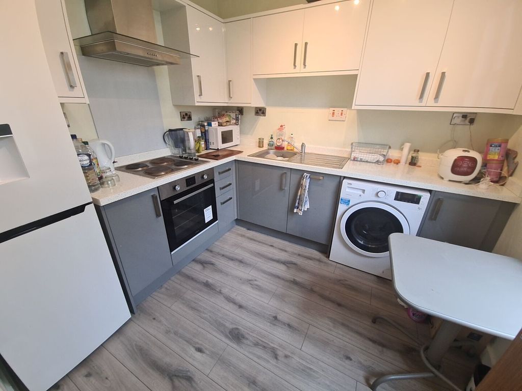 Property photo 3 of 7 Modern Corner Kitchen With Integrated Oven, Hob An...