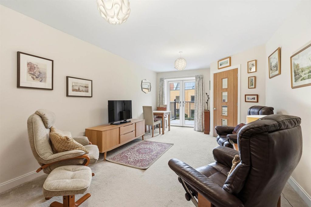 Property photo 2 of 24 Lounge