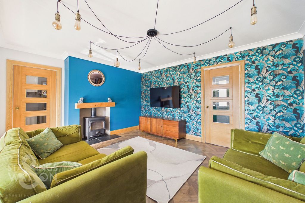 Property photo 2 of 27