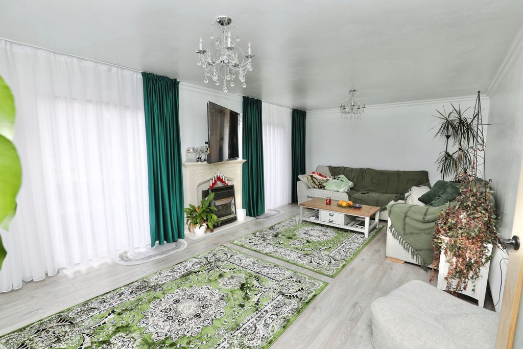 Property photo 2 of 15 Lounge