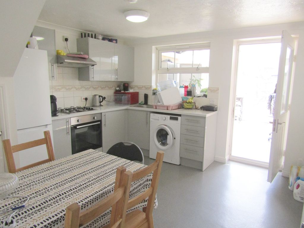 Property photo 1 of 11 Kitchen