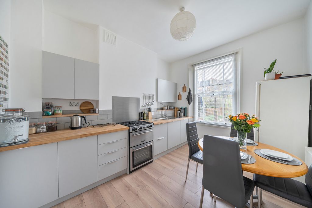 Property photo 3 of 18 Kitchen