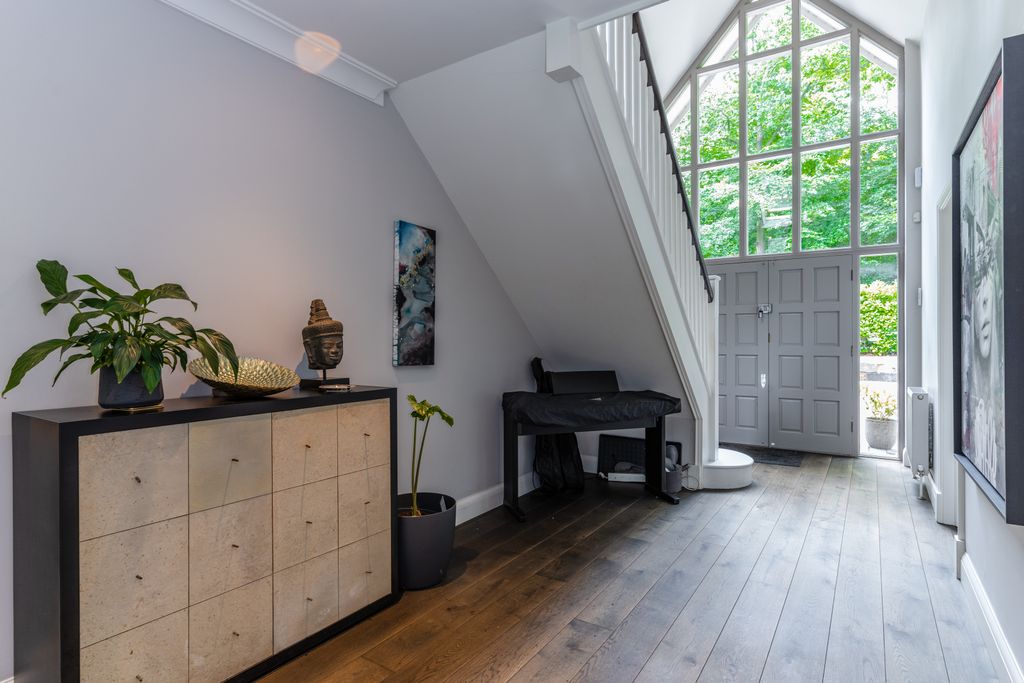 Property photo 3 of 14 The Canon Vale, Stoke Common Road, Fulmer, Buckinghamshire, Sl3 6Ha