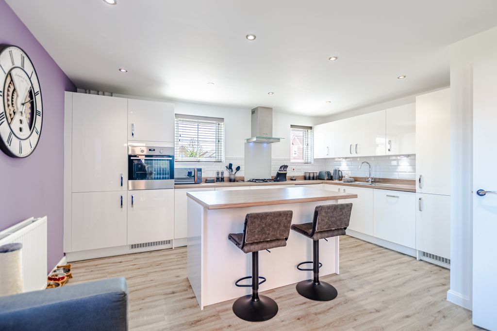 Property photo 2 of 33 Kitchen1