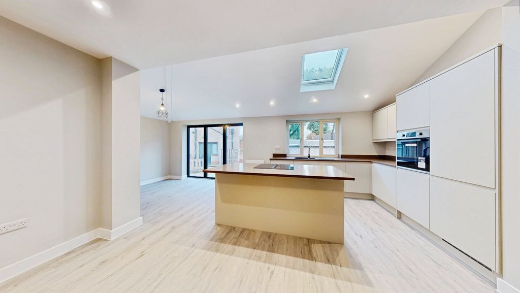 Property photo 2 of 20 Pbox-Img.Jpg