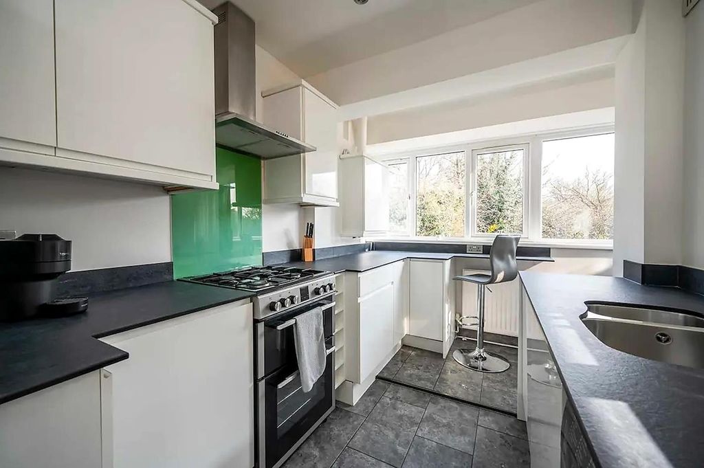 Property photo 3 of 10 HD