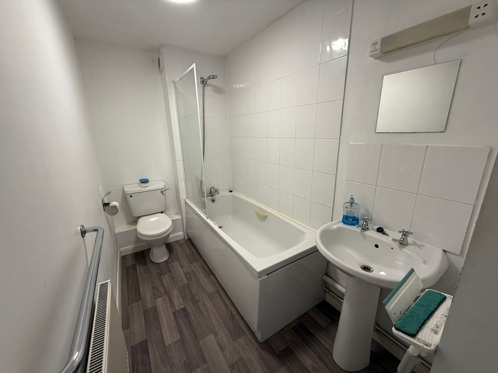 Property photo 2 of 11 Bathroom