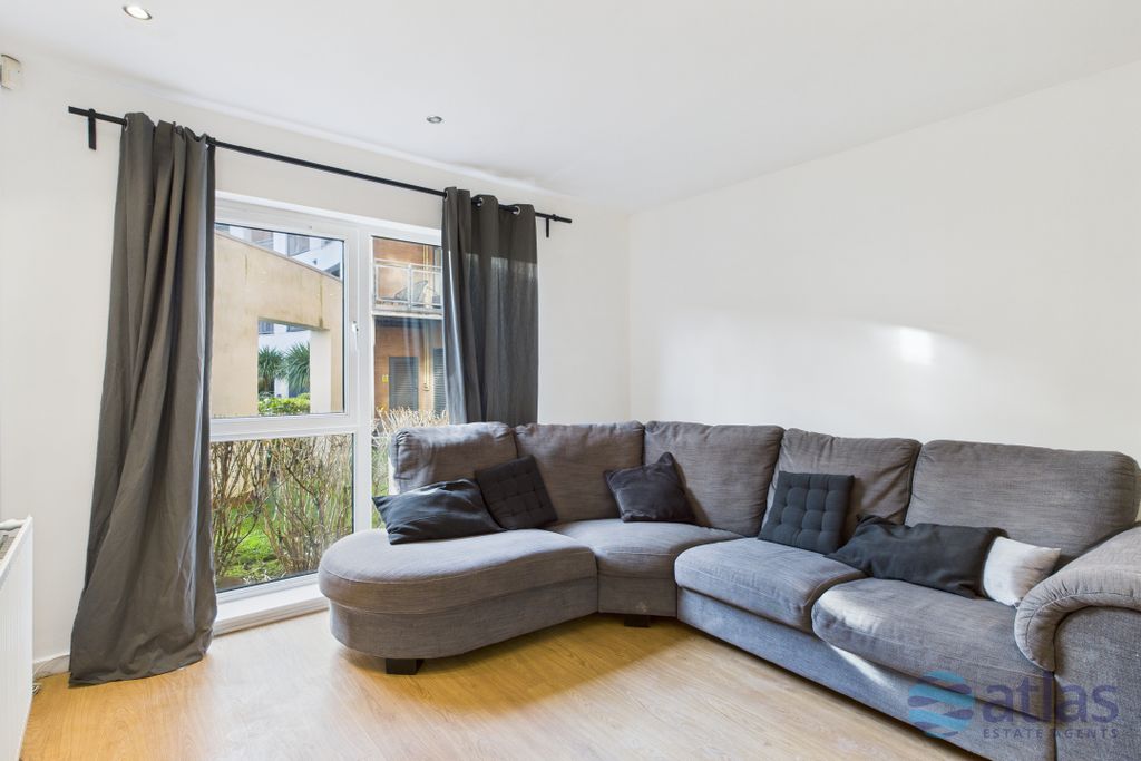 Property photo 3 of 10 Lounge