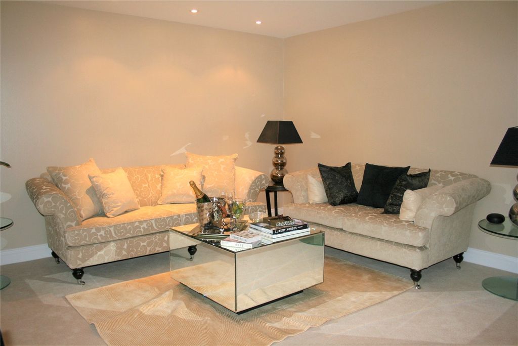 Property photo 2 of 19 Picture No. 30