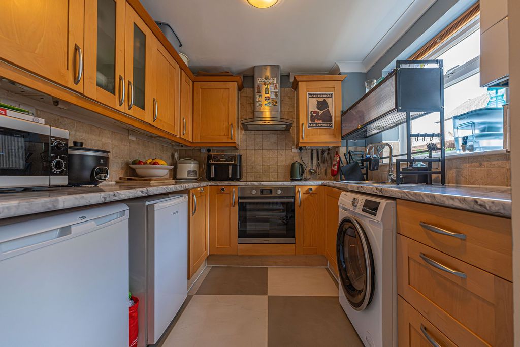 Property photo 2 of 21