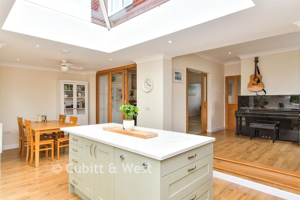 Property photo 2 of 19 Kitchen/ Dining Area
