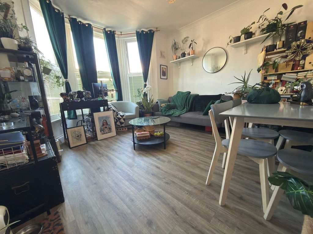 Property photo 1 of 7 One Bedroom Ground Floor Flat Close To Ilford Station- Â£1550 Pcm