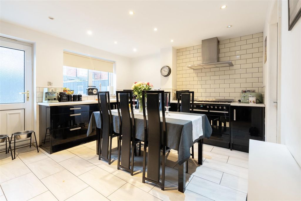 Property photo 3 of 8 Kitchen