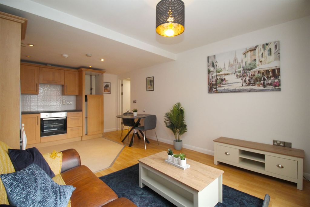 Property photo 3 of 16 Lounge / Kitchen