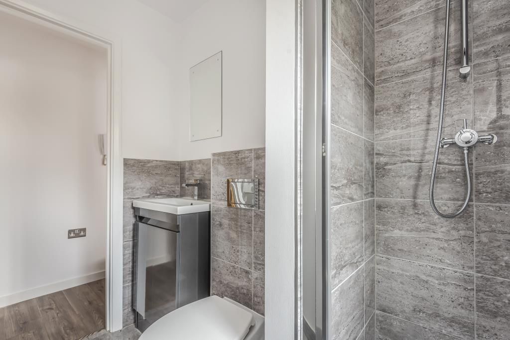Property photo 3 of 10 Bathroom