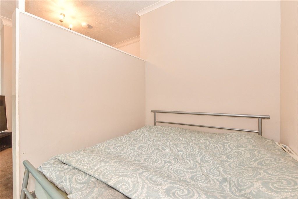 Property photo 3 of 6 Lounge/Bedroom