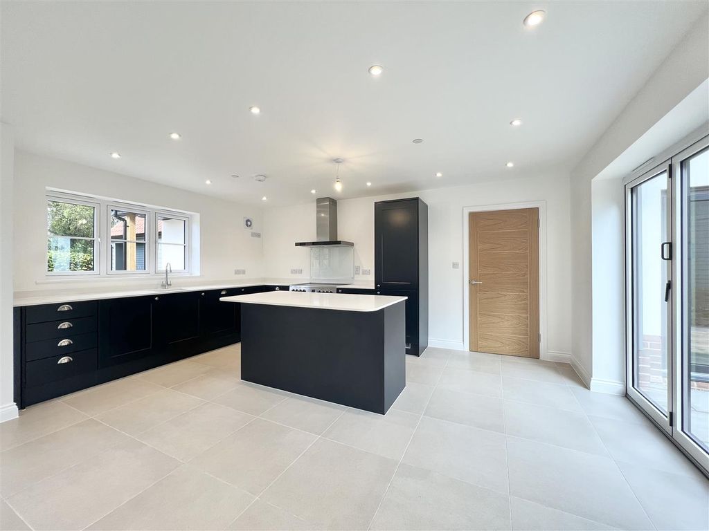 Property photo 3 of 39 Kitchen/Breakfast Room