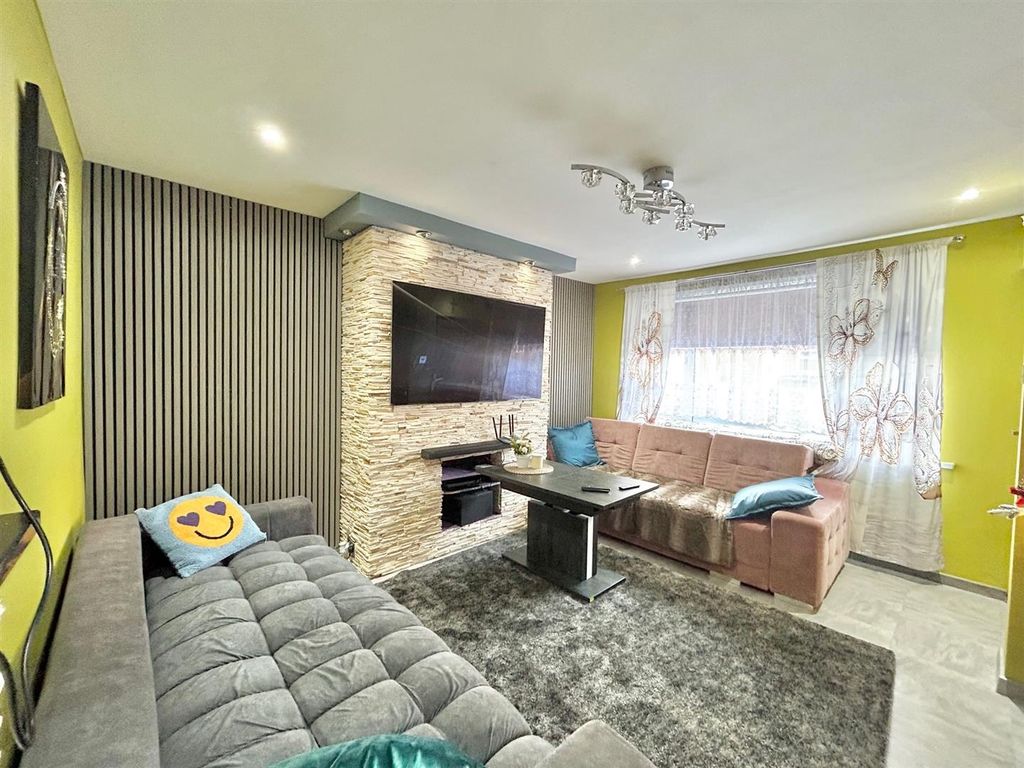 Property photo 2 of 12 Lounge.Jpg