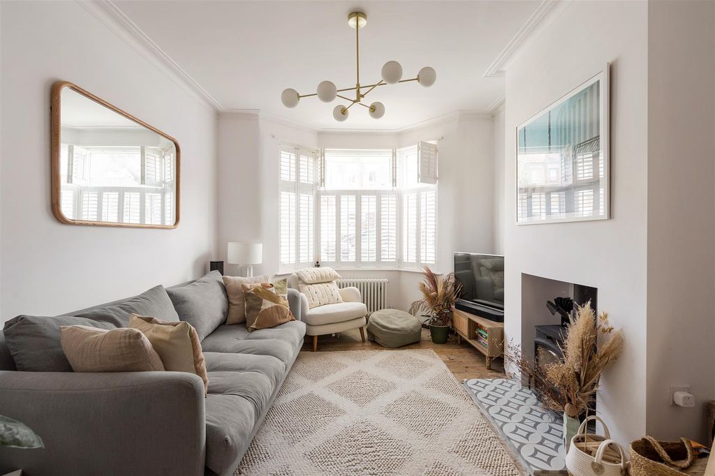 Property photo 2 of 32 Spruce Hills Road, E17
