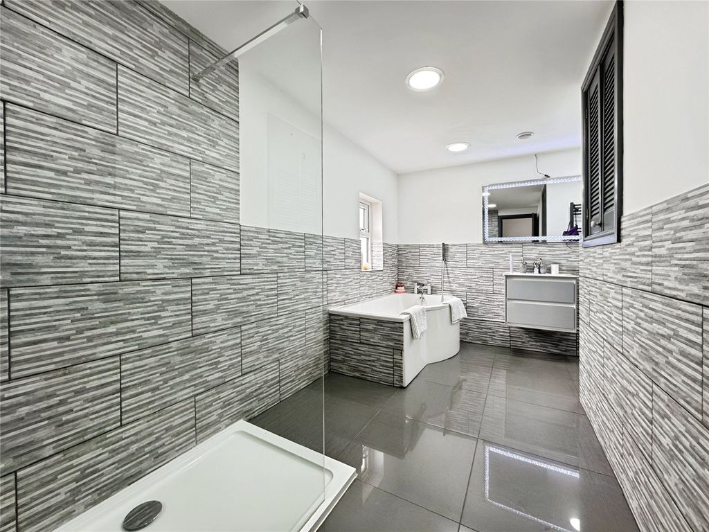 Property photo 3 of 19 Bathroom