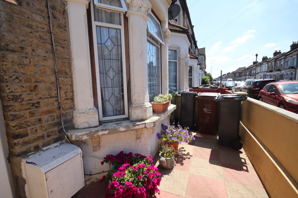 Property photo 2 of 18 96768Eee-6Ac8-46E5-951d-F3F8703Bce00