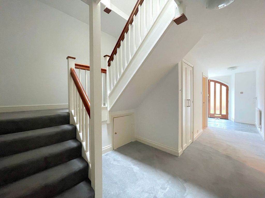 Property photo 3 of 30 Entrance Hall (1)