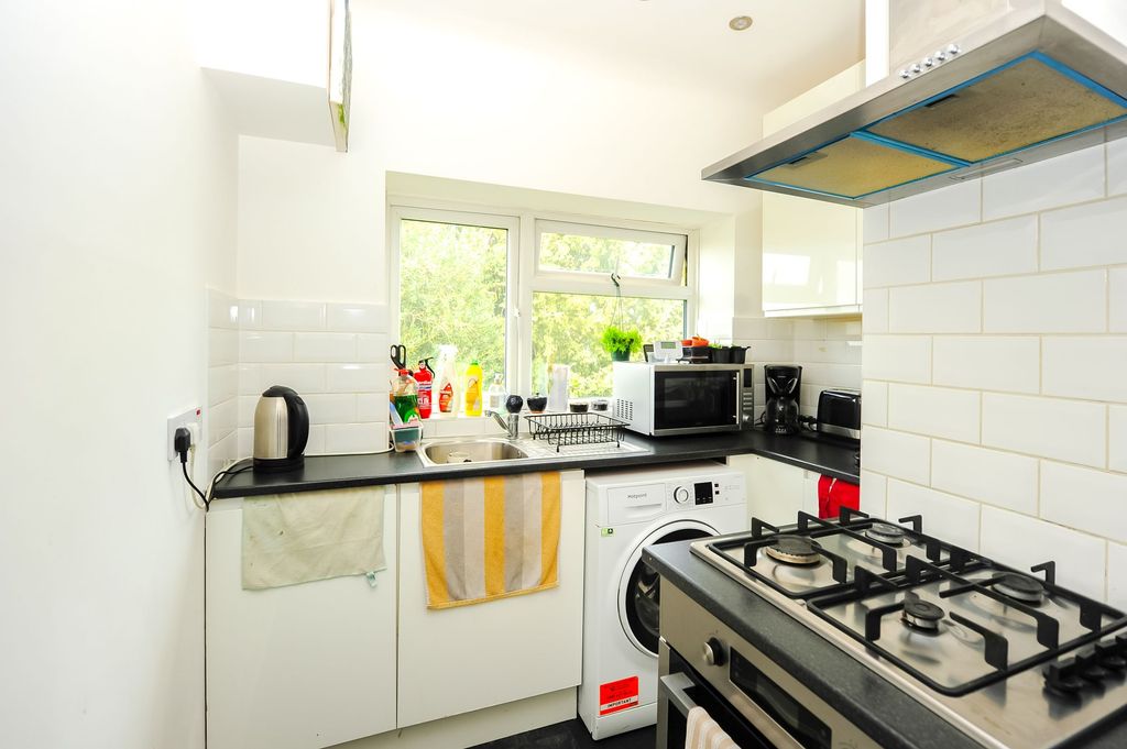 Property photo 3 of 6 Kitchen