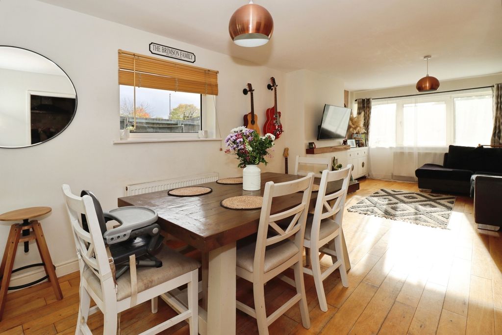 Property photo 3 of 17 Photo