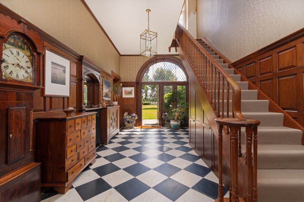 Property photo 2 of 27 Entrance Hallway