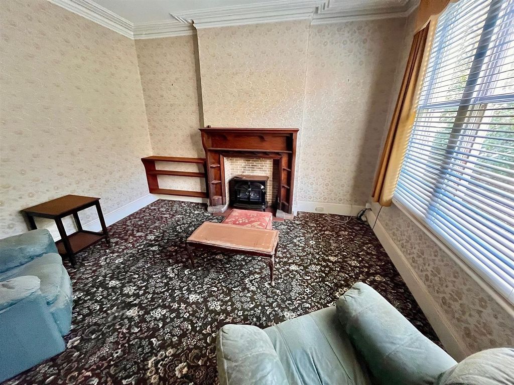 Property photo 3 of 18 Lounge
