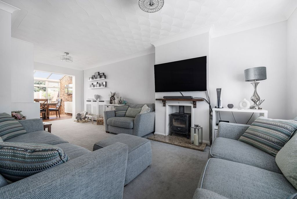 Property photo 2 of 20 Living Room (1)