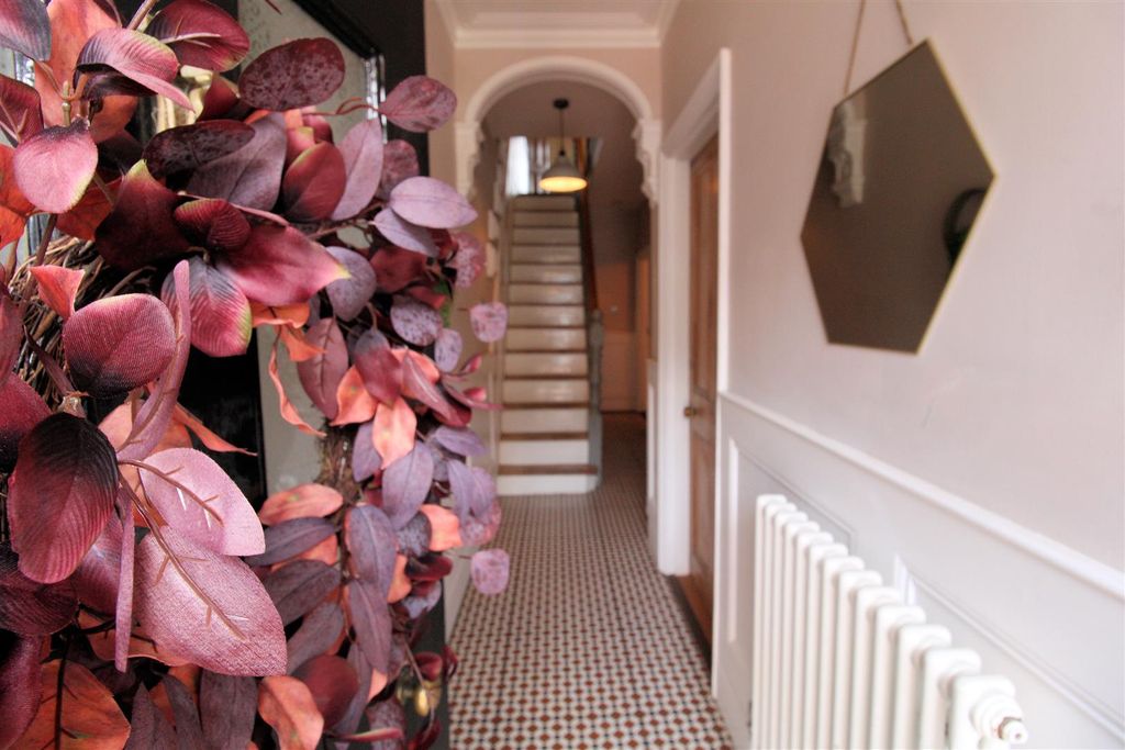 Property photo 2 of 33 Entrance Hall