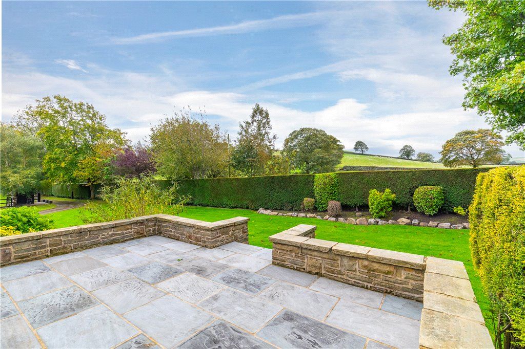 Property photo 2 of 31 Gardens