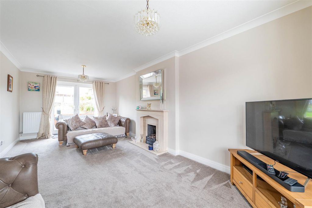 Property photo 3 of 32 Lounge