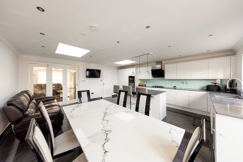 Property photo 2 of 23