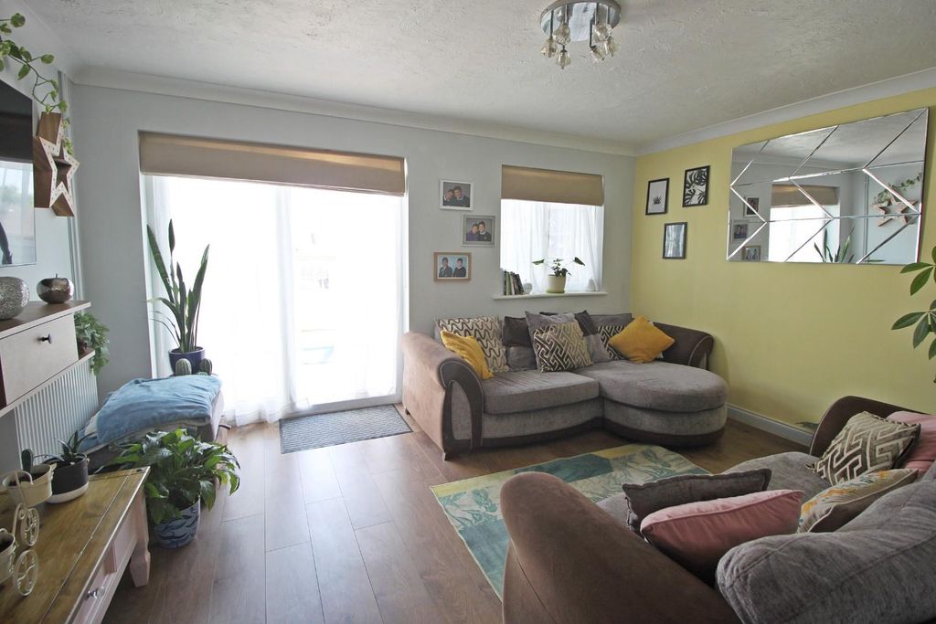 Property photo 2 of 11 Lounge.Jpg