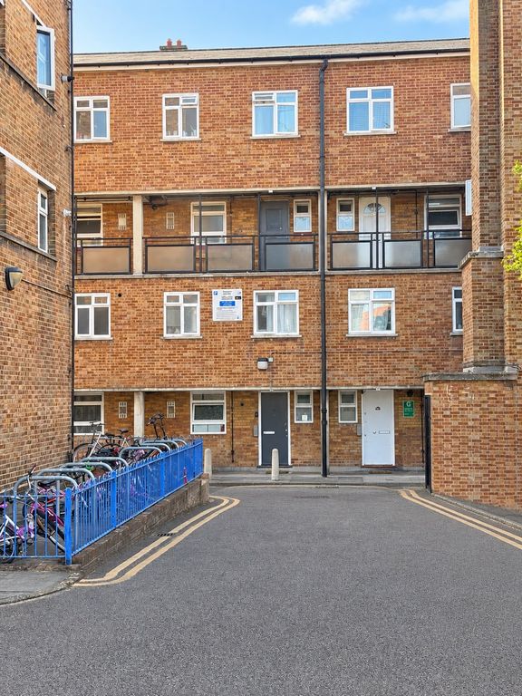 Property photo 1 of 8 3 Bedroom Ground Floor Maisonette For Sale In Shadwell E1