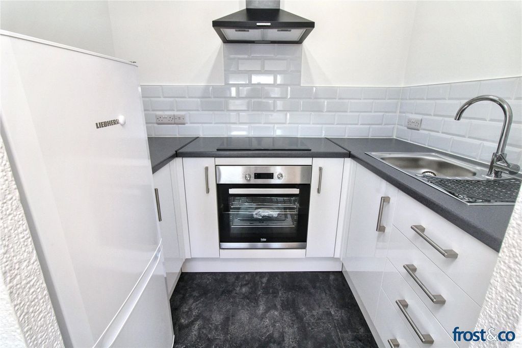 Property photo 3 of 10 Kitchen