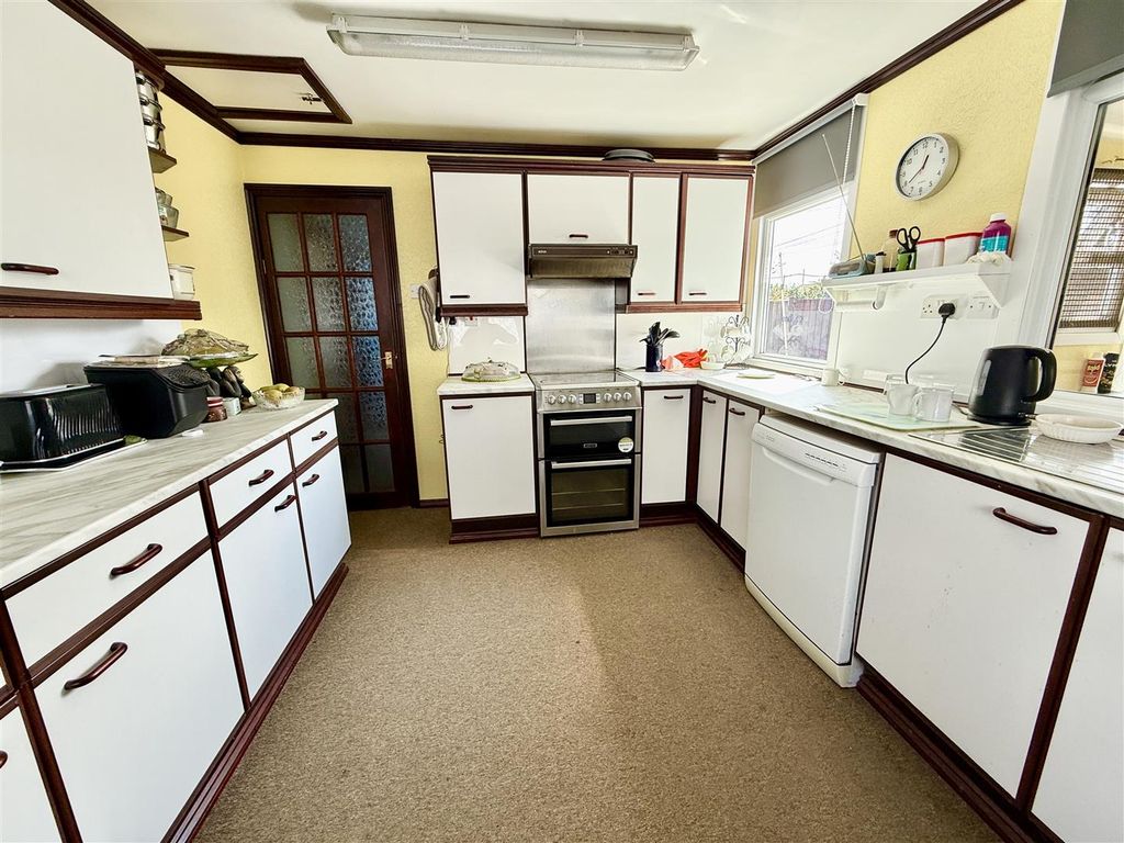 Property photo 3 of 18 Kitchen