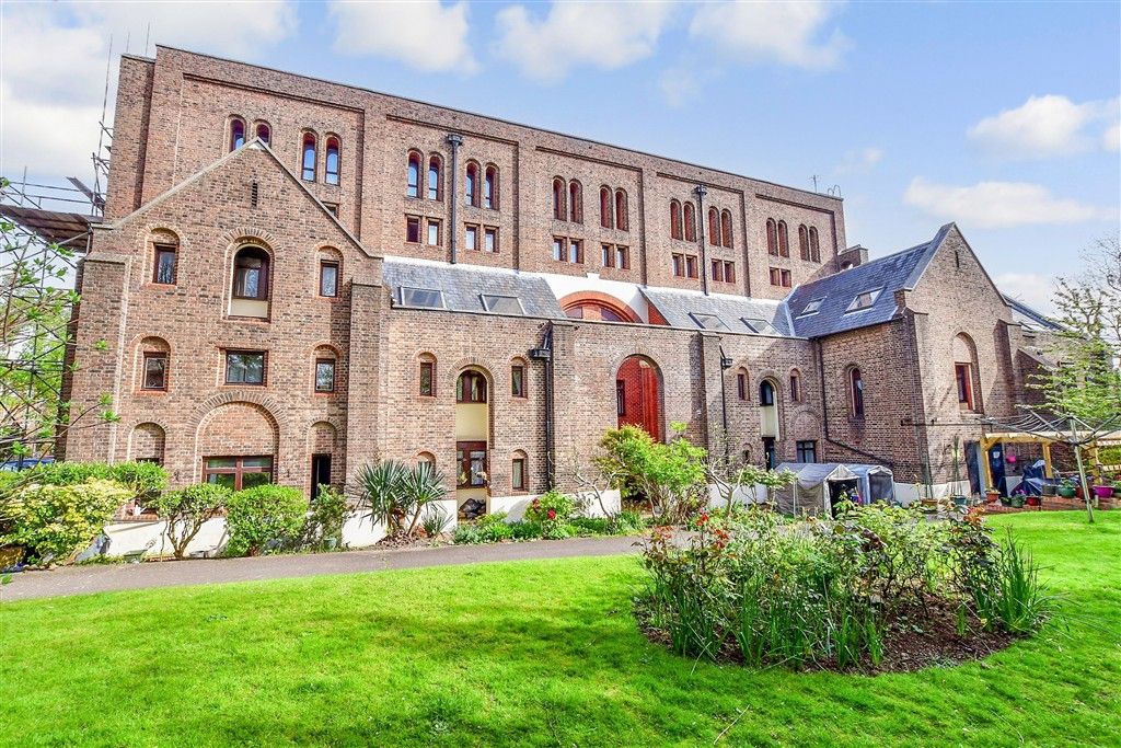 Property photo 1 of 10 Communal Gardens