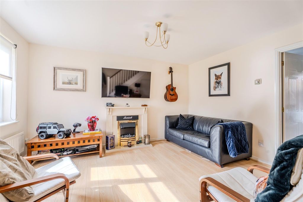 Property photo 3 of 21 Living3