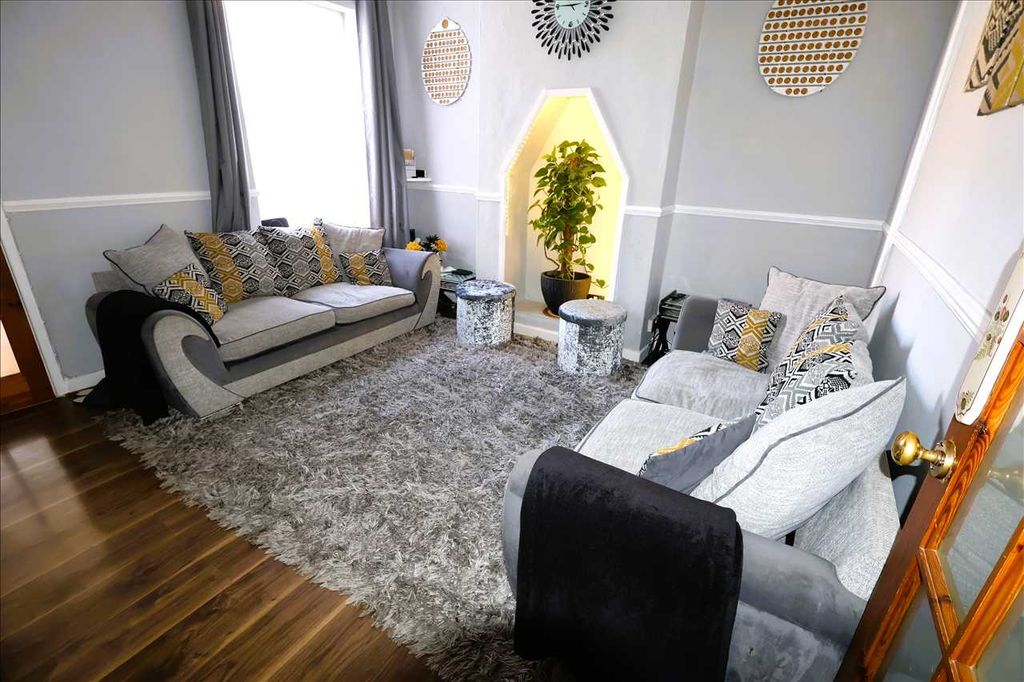 Property photo 3 of 13 Lounge