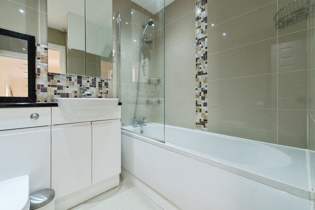 Property photo 3 of 9 Family Bathroom